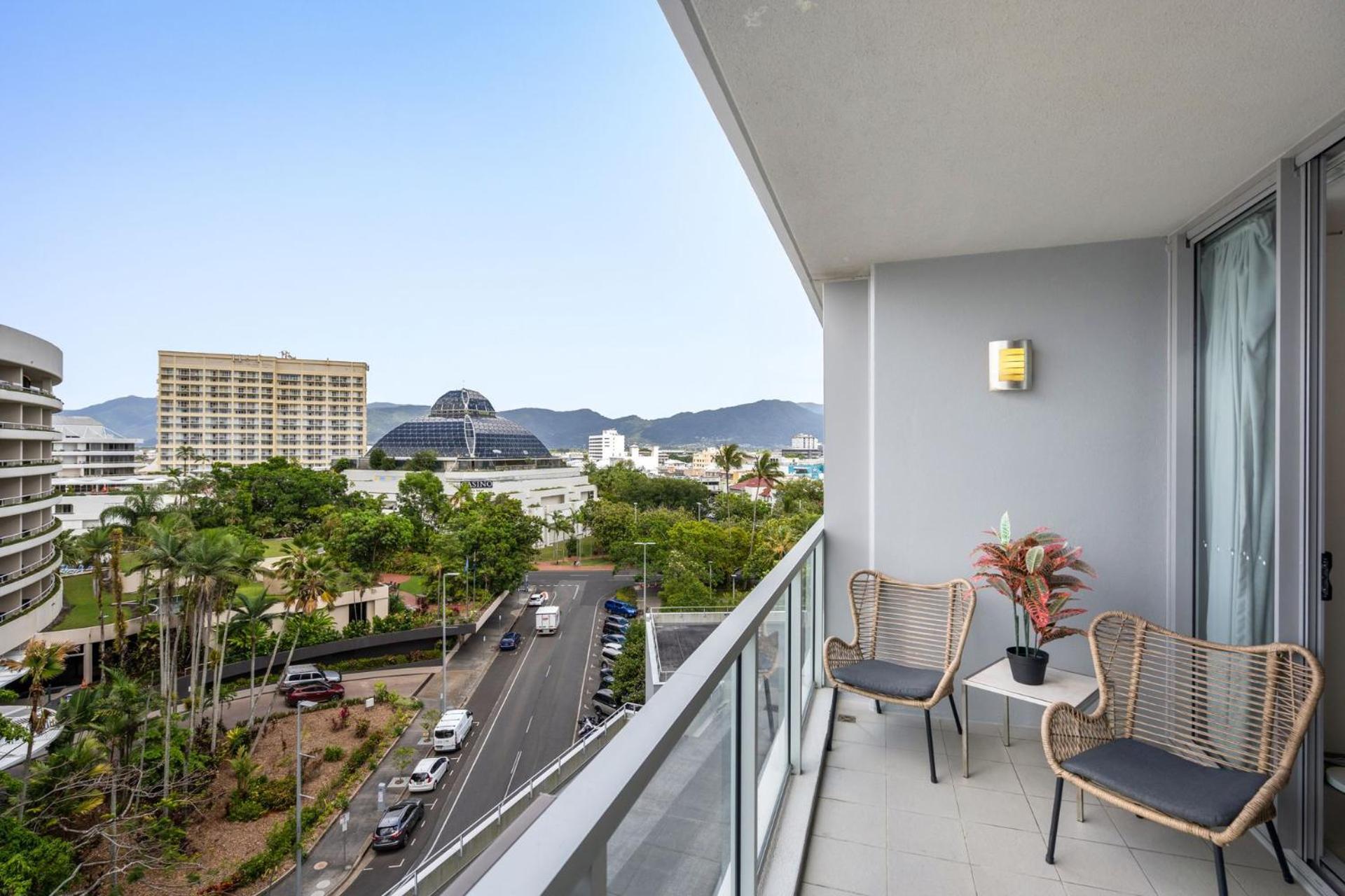 Belle Escapes 703 Harbour Lights With Water Views * Cairns